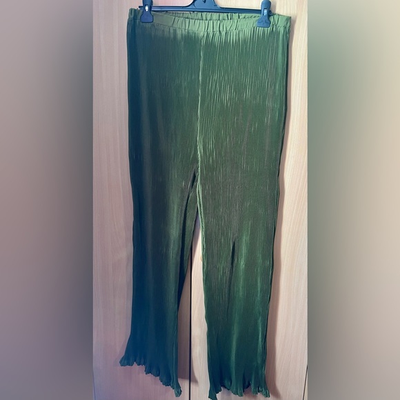 BNWT PLT Maternity trousers, olive green plissé material, size UK 14 - Picture 2 of 5